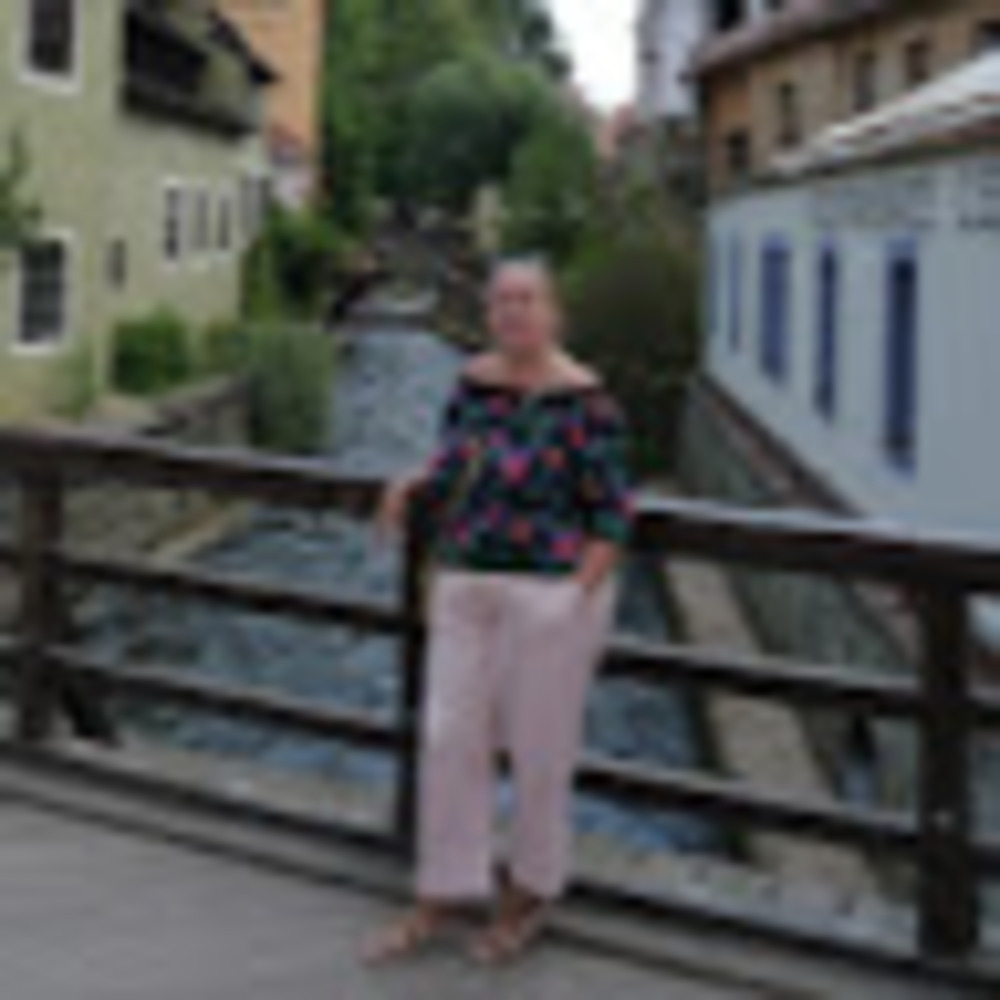 Meet your Posher, Lora